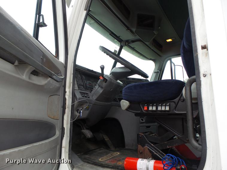 image for item DB9942 2003 Freightliner Columbia semi truck