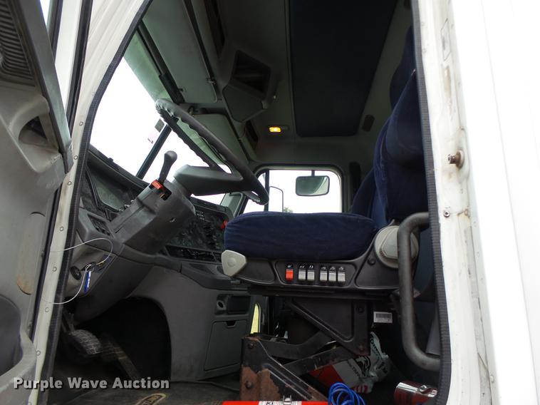 image for item DB9942 2003 Freightliner Columbia semi truck