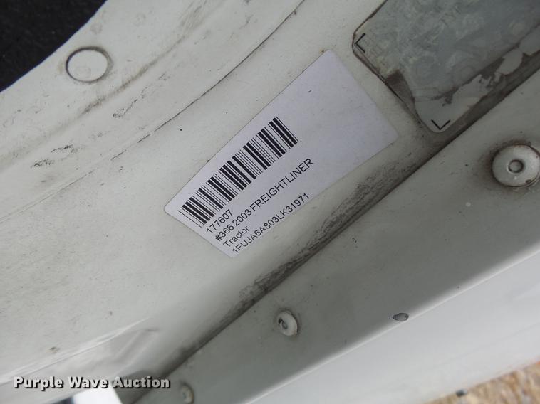 image for item DB9942 2003 Freightliner Columbia semi truck