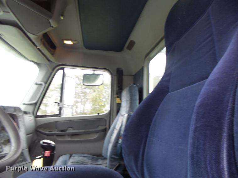 image for item DB9942 2003 Freightliner Columbia semi truck