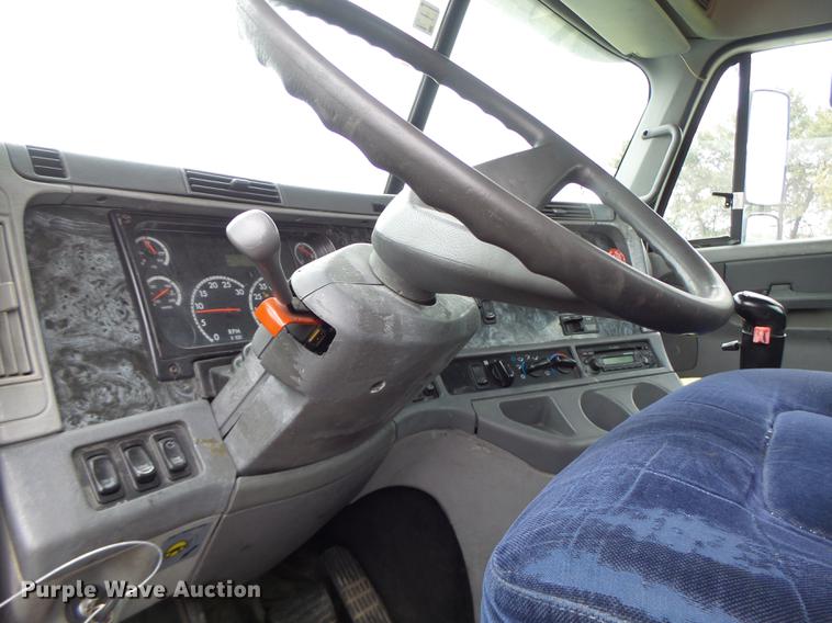 image for item DB9942 2003 Freightliner Columbia semi truck