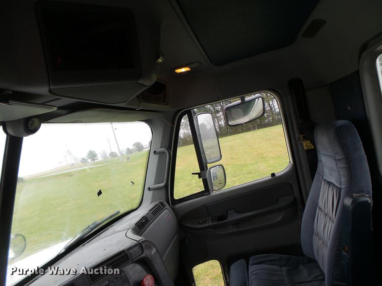 image for item DB9942 2003 Freightliner Columbia semi truck