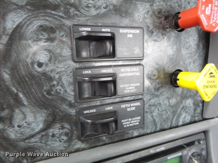 image for item DB9942 2003 Freightliner Columbia semi truck