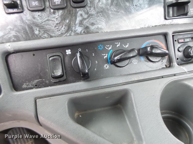 image for item DB9942 2003 Freightliner Columbia semi truck