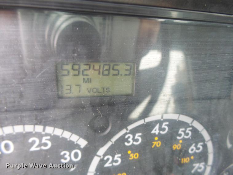 image for item DB9942 2003 Freightliner Columbia semi truck