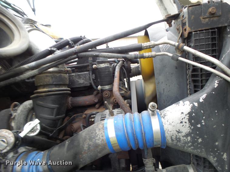 image for item DB9942 2003 Freightliner Columbia semi truck