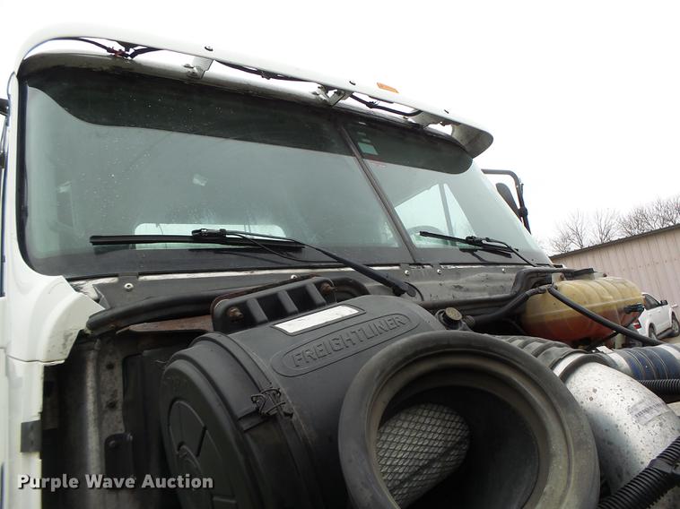 image for item DB9942 2003 Freightliner Columbia semi truck