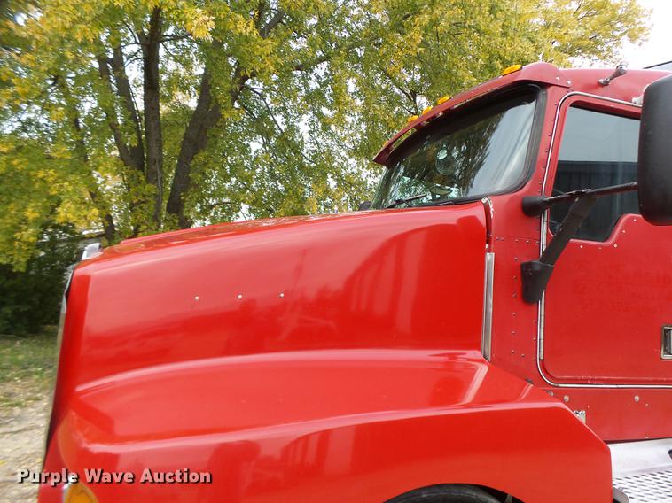 image for item DB9944 1995 Kenworth T600 semi truck