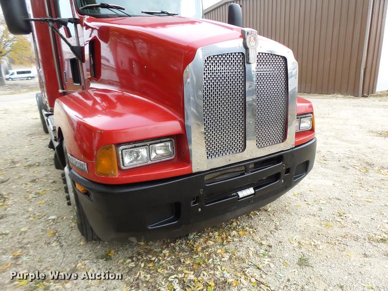 image for item DB9944 1995 Kenworth T600 semi truck