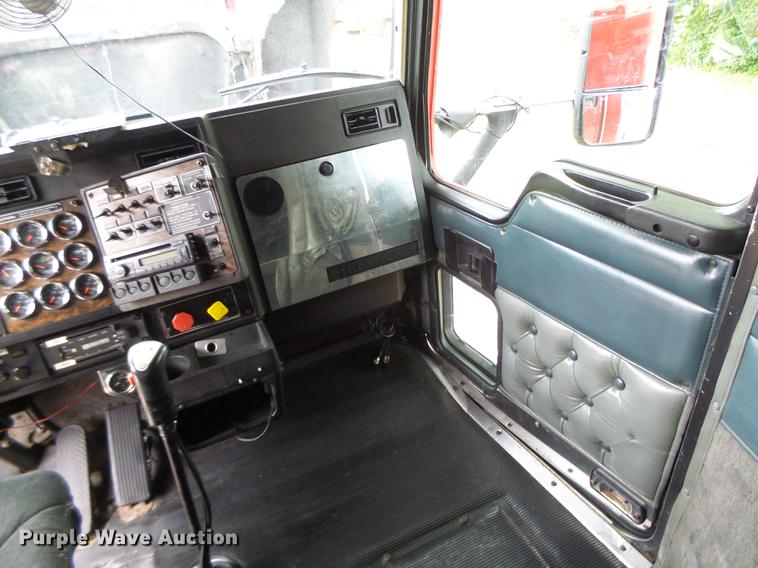 image for item DB9944 1995 Kenworth T600 semi truck