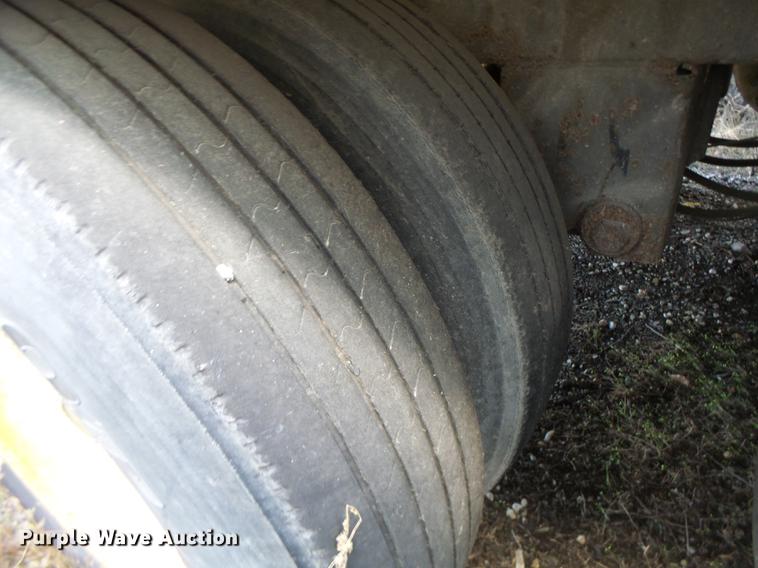 image for item DB9956 1998 Stoughton dry van trailer