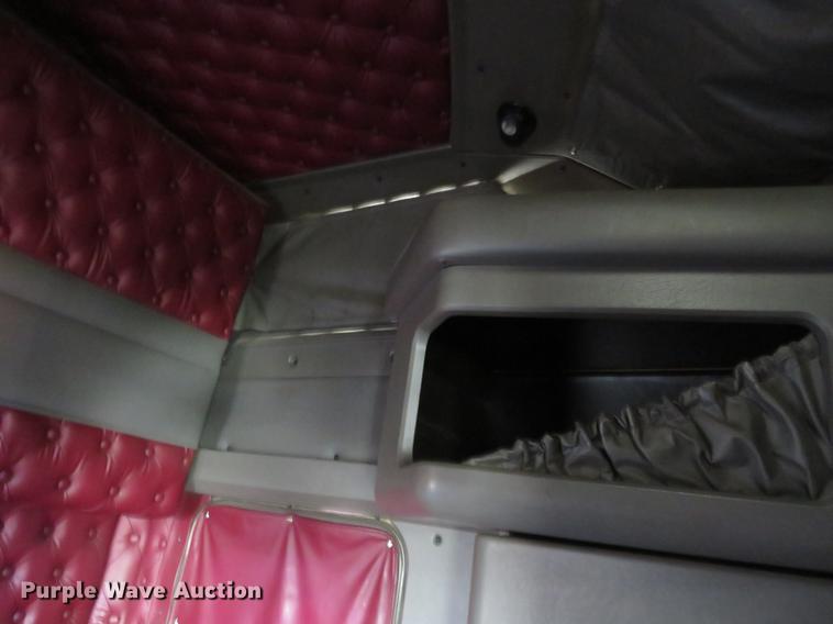 image for item DC0771 2005 Kenworth T600 semi truck