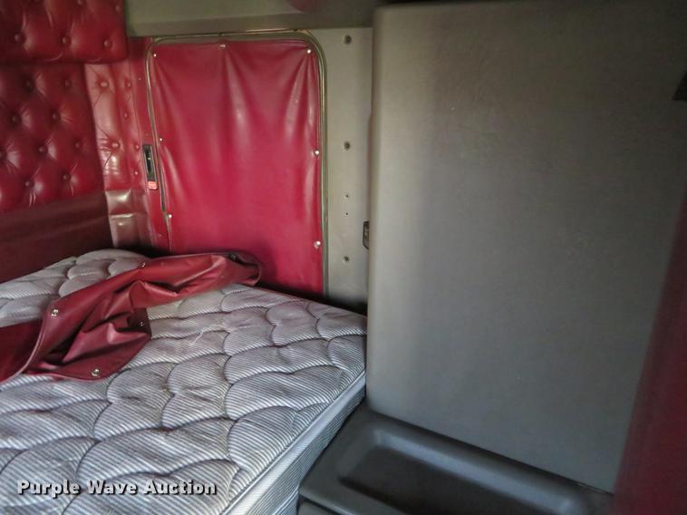 image for item DC0771 2005 Kenworth T600 semi truck