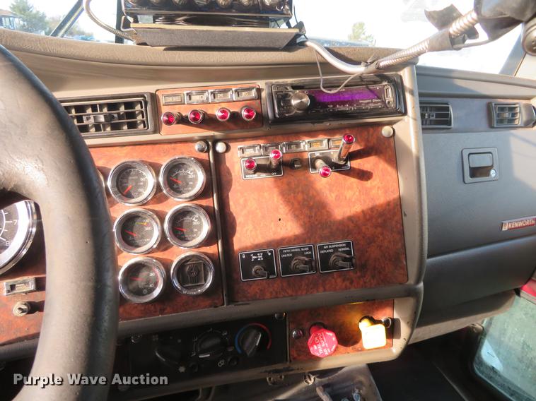 image for item DC0771 2005 Kenworth T600 semi truck