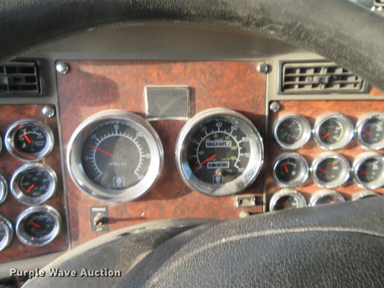 image for item DC0771 2005 Kenworth T600 semi truck
