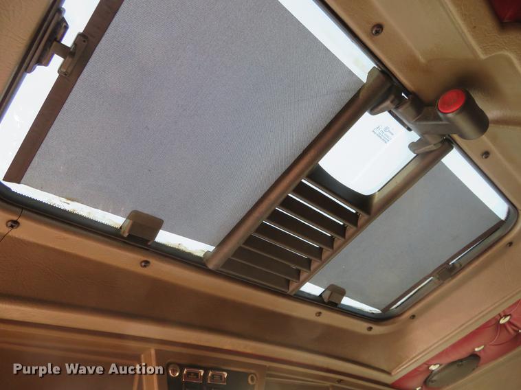 image for item DC0771 2005 Kenworth T600 semi truck