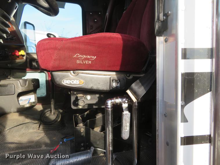 image for item DC0771 2005 Kenworth T600 semi truck