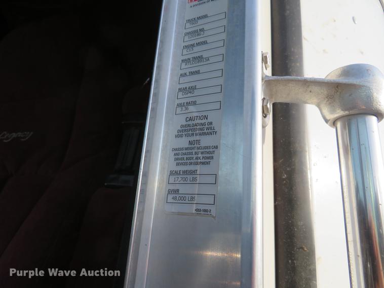 image for item DC0771 2005 Kenworth T600 semi truck