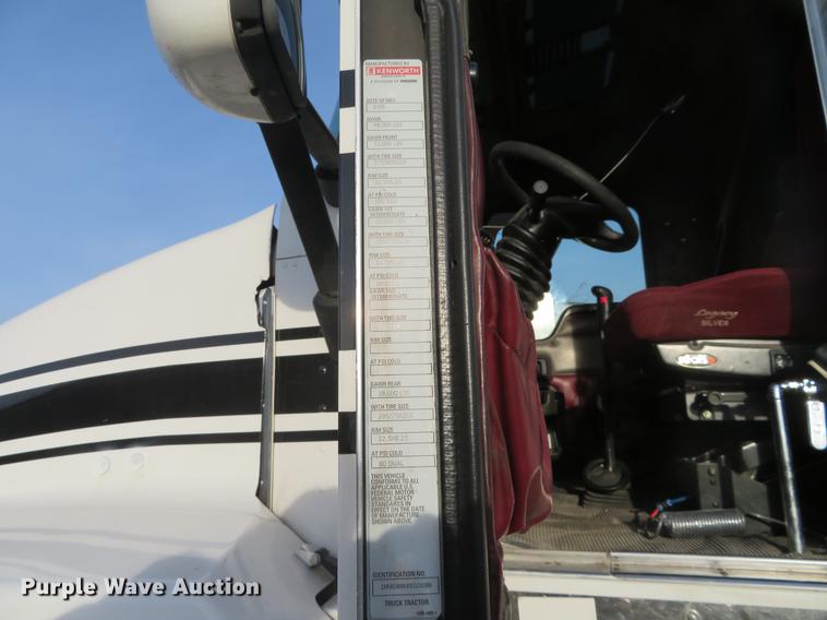 image for item DC0771 2005 Kenworth T600 semi truck