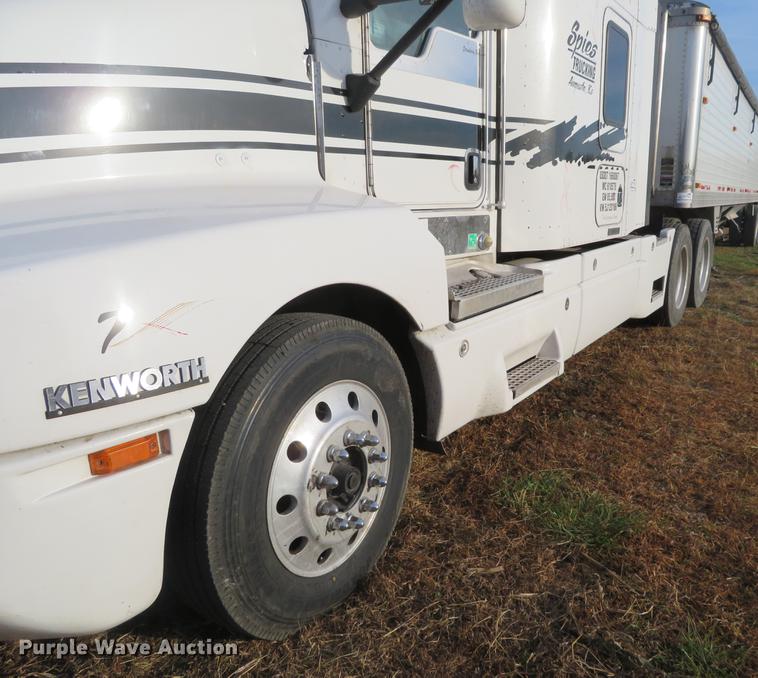 image for item DC0771 2005 Kenworth T600 semi truck