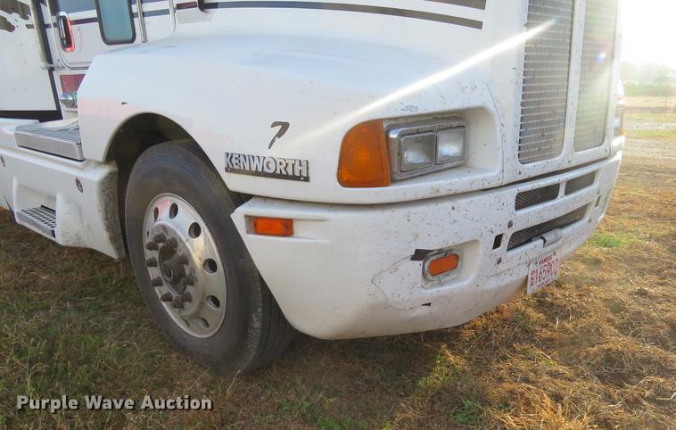 image for item DC0771 2005 Kenworth T600 semi truck