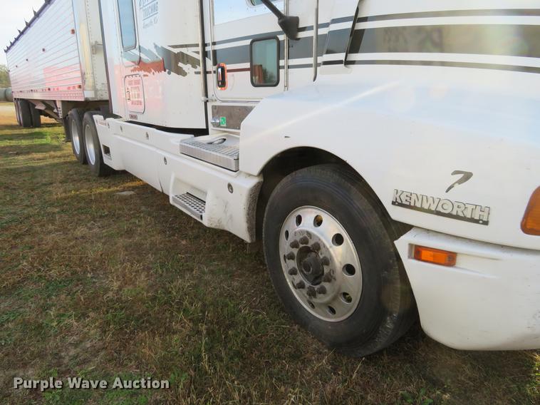 image for item DC0771 2005 Kenworth T600 semi truck