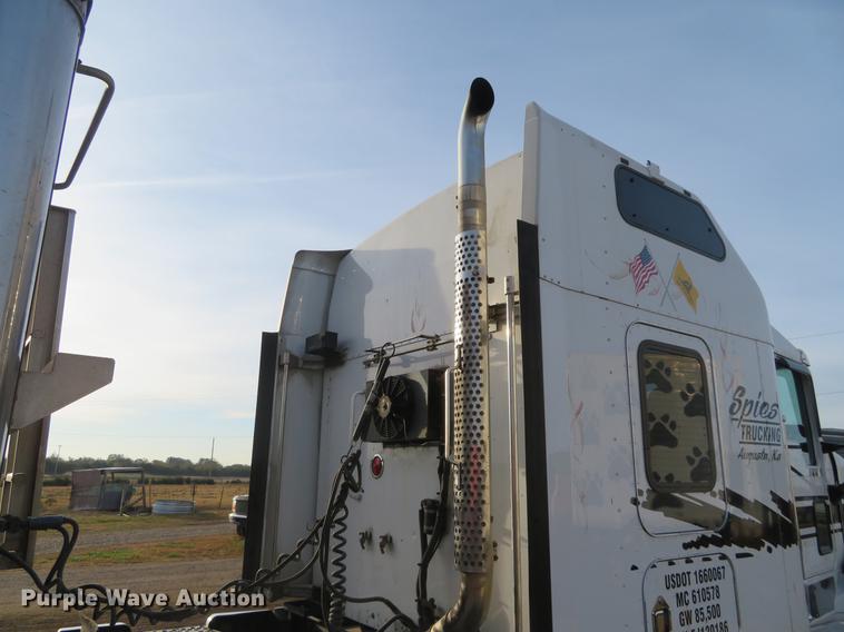 image for item DC0771 2005 Kenworth T600 semi truck