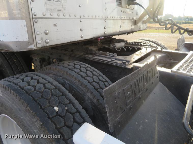 image for item DC0771 2005 Kenworth T600 semi truck