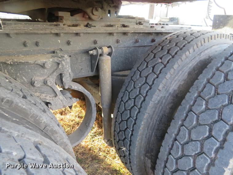 image for item DC0771 2005 Kenworth T600 semi truck