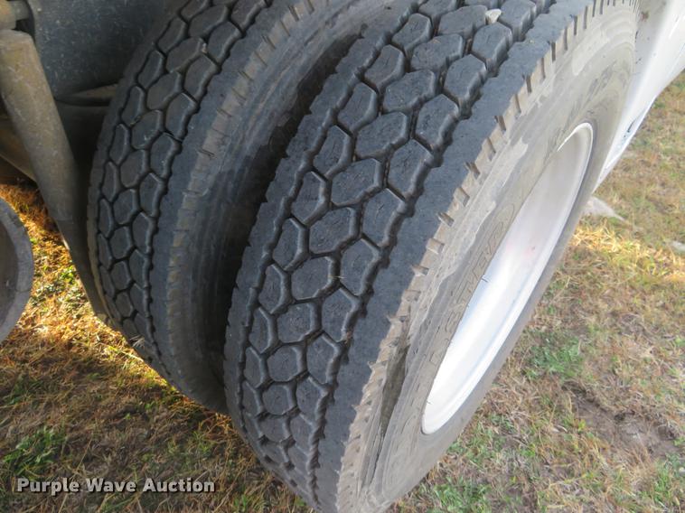 image for item DC0771 2005 Kenworth T600 semi truck