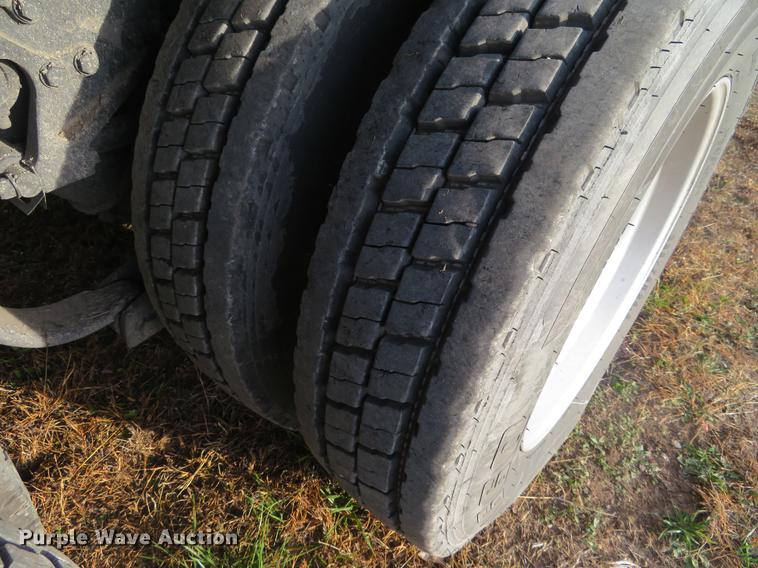 image for item DC0771 2005 Kenworth T600 semi truck