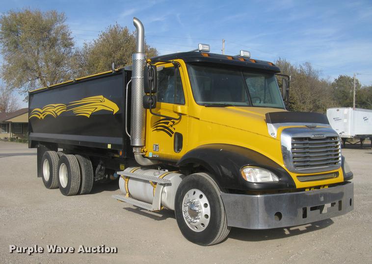 image for item DC2454 2004 Freightliner Columbia grain truck