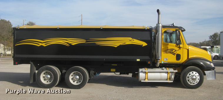 image for item DC2454 2004 Freightliner Columbia grain truck
