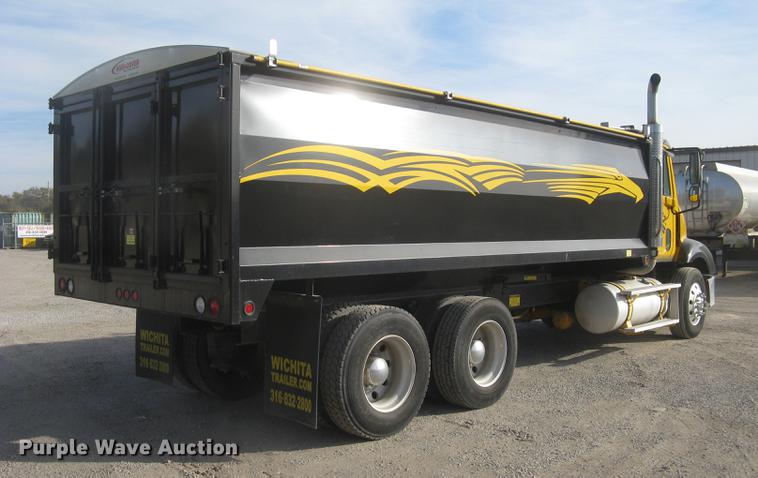 image for item DC2454 2004 Freightliner Columbia grain truck