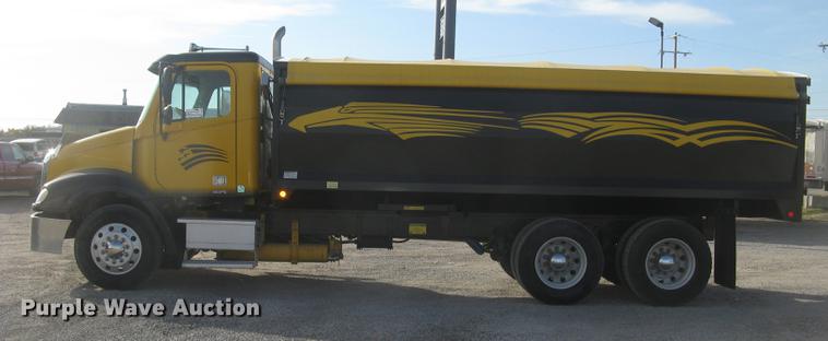 image for item DC2454 2004 Freightliner Columbia grain truck