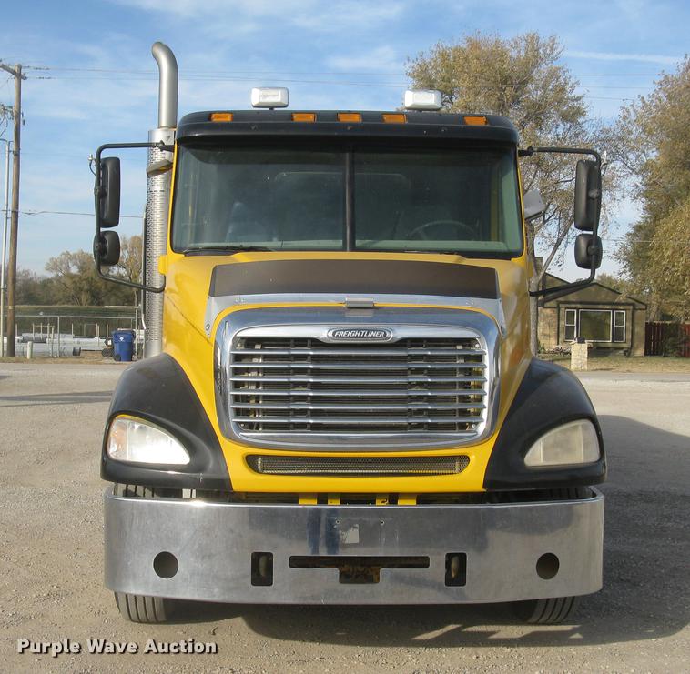 image for item DC2454 2004 Freightliner Columbia grain truck