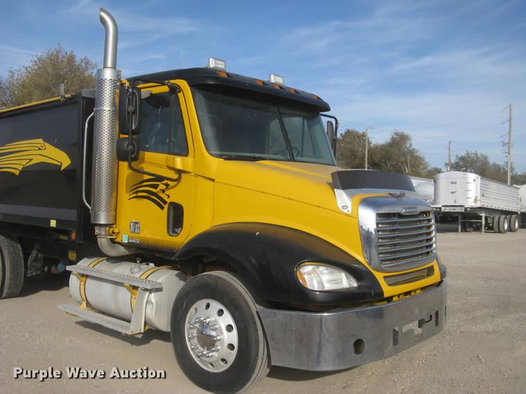 image for item DC2454 2004 Freightliner Columbia grain truck