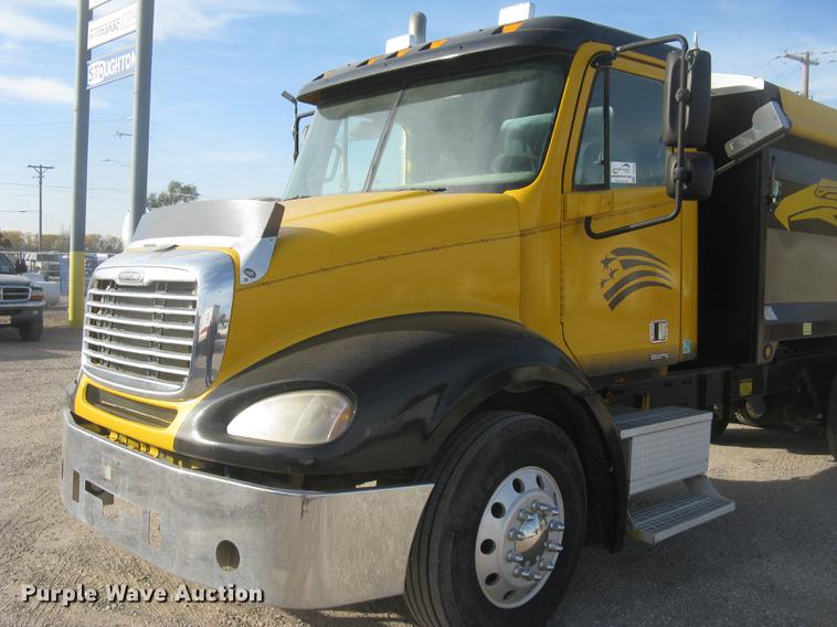 image for item DC2454 2004 Freightliner Columbia grain truck