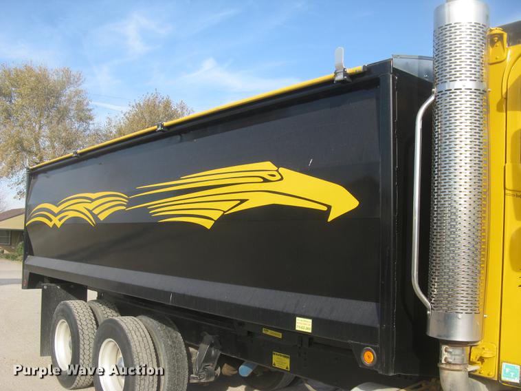 image for item DC2454 2004 Freightliner Columbia grain truck