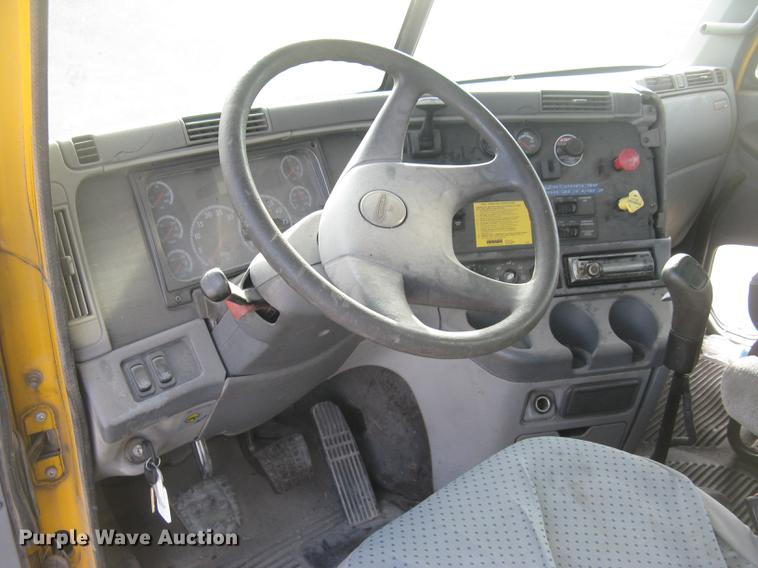 image for item DC2454 2004 Freightliner Columbia grain truck