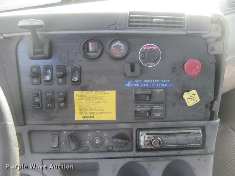 image for item DC2454 2004 Freightliner Columbia grain truck