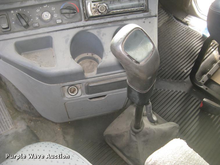 image for item DC2454 2004 Freightliner Columbia grain truck