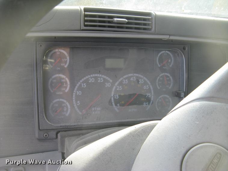 image for item DC2454 2004 Freightliner Columbia grain truck