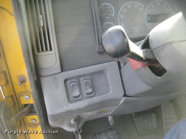 image for item DC2454 2004 Freightliner Columbia grain truck