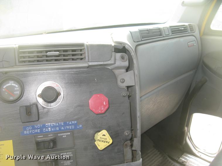 image for item DC2454 2004 Freightliner Columbia grain truck