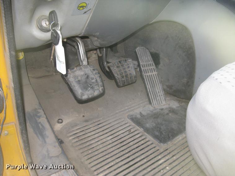 image for item DC2454 2004 Freightliner Columbia grain truck