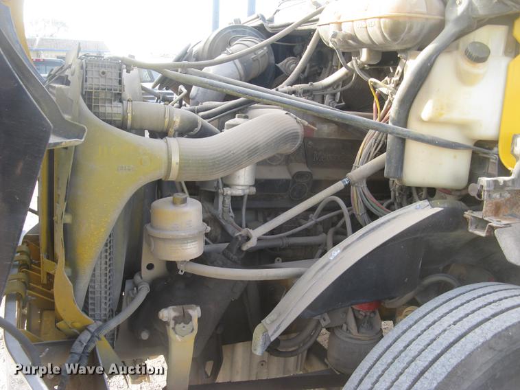 image for item DC2454 2004 Freightliner Columbia grain truck