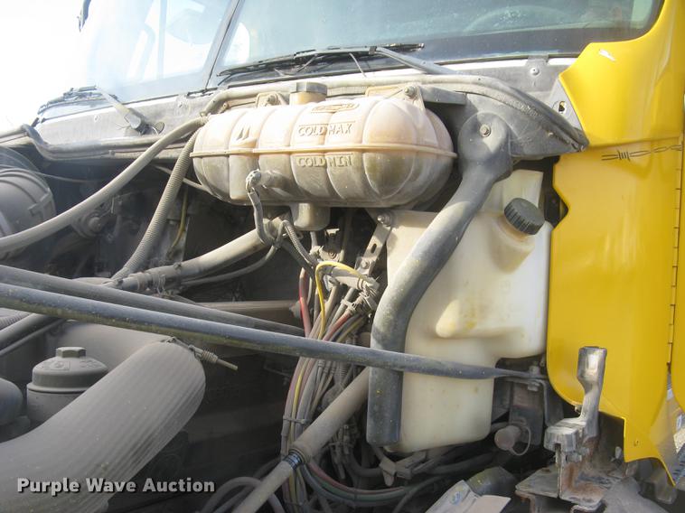 image for item DC2454 2004 Freightliner Columbia grain truck