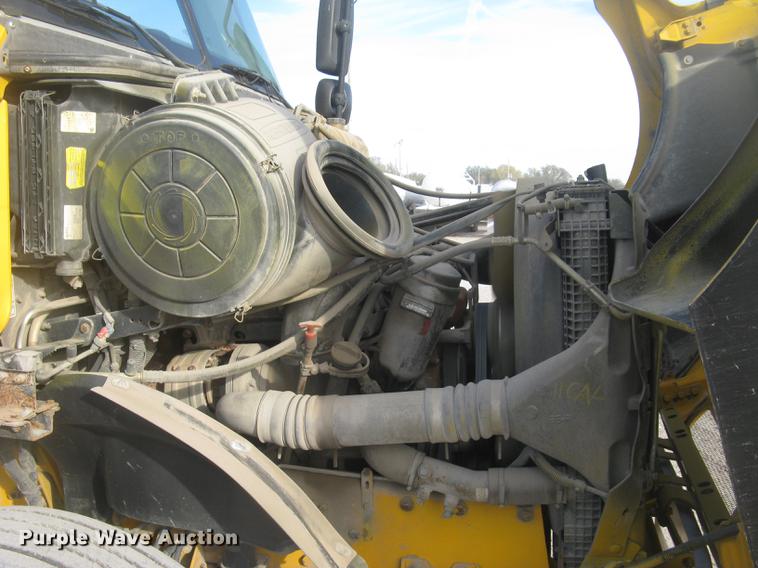 image for item DC2454 2004 Freightliner Columbia grain truck