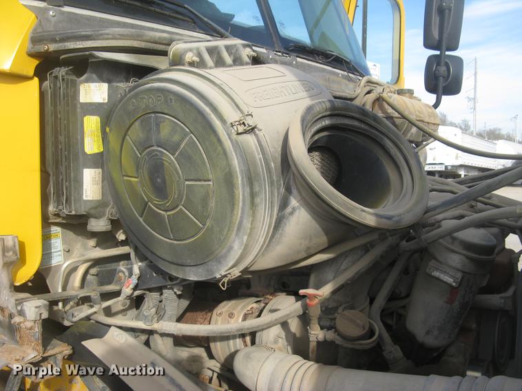 image for item DC2454 2004 Freightliner Columbia grain truck